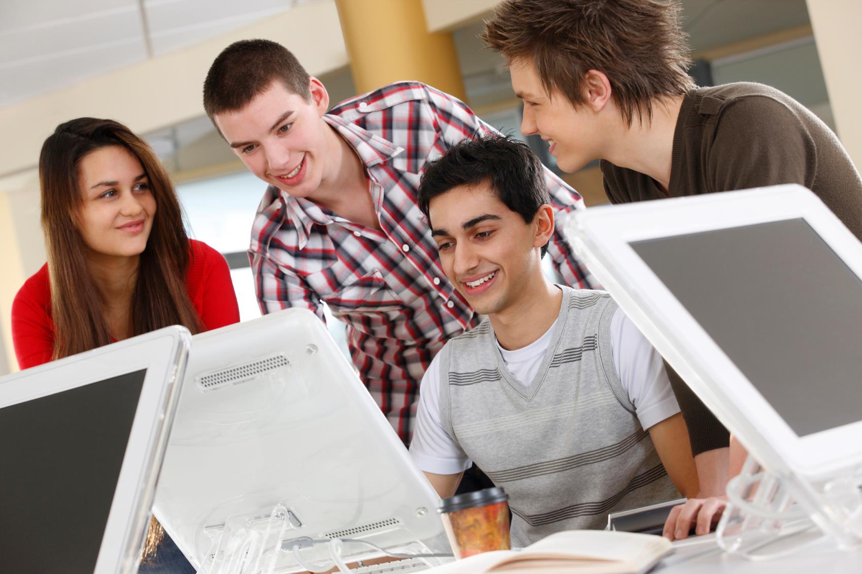 Ис студент. Современный студент. Студент сидит за компьютером. Студенты и технологии. Студенты и компьютерные технологии.