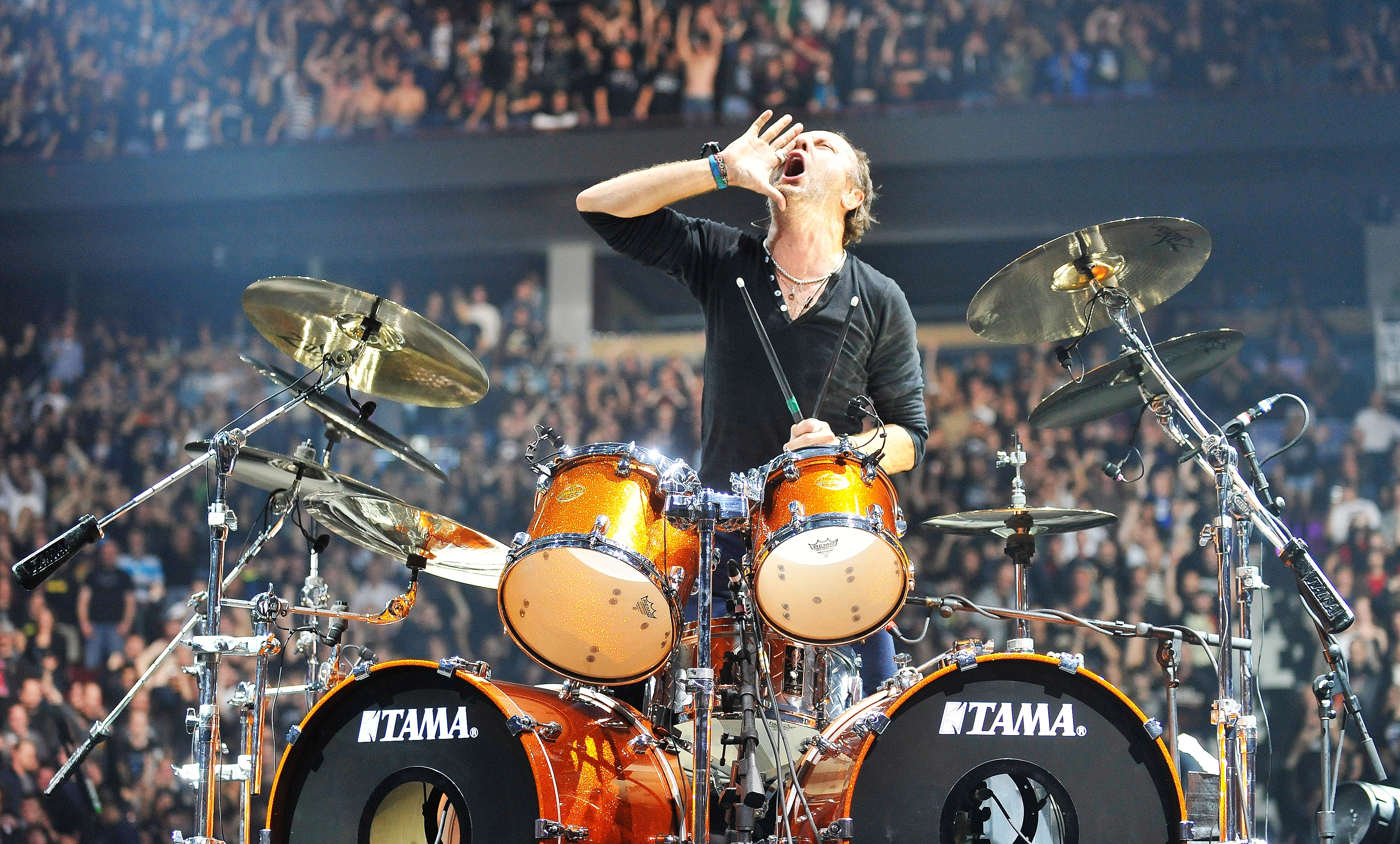 Группа играющие на барабанах. Metallica Ларс Ульрих. Ларс Ульрих Tama. Барабаны Tama Metallica. Ларс Ульрих с барабанами.
